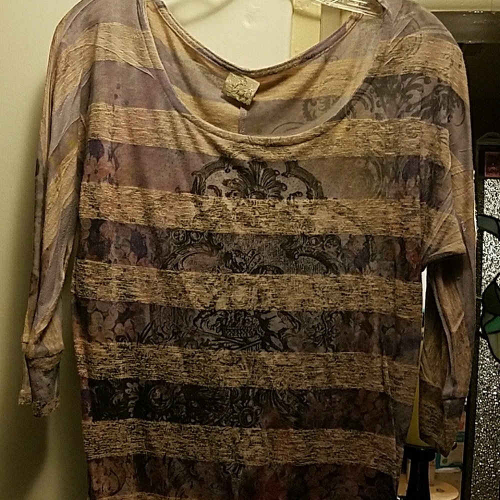 Lightweight 3/4 sleeve long with scrunch sides top